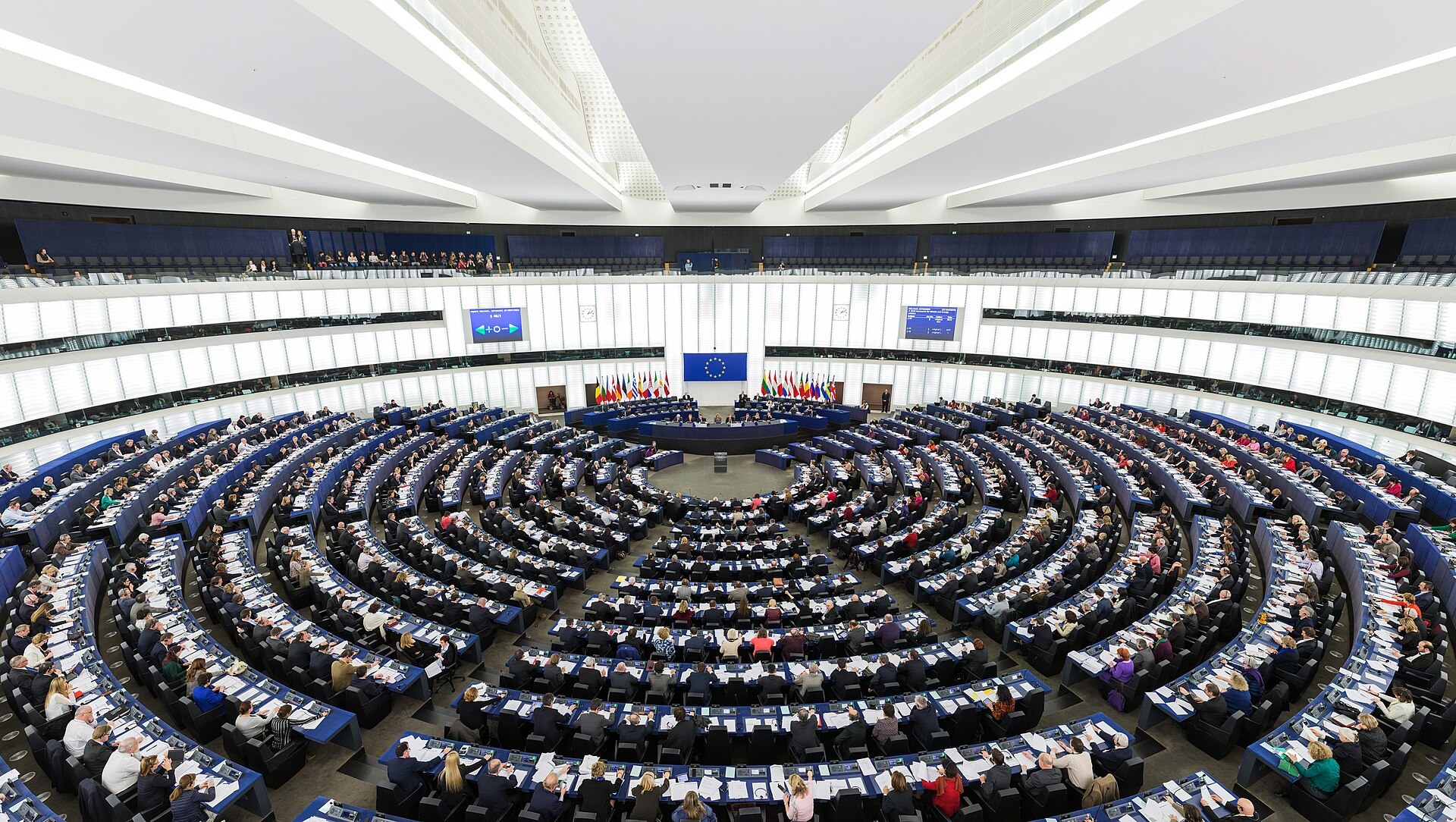 Figure 1. Illustrative photograph: the hemicycle of the European Parliament in Strasbourg during a plenary session, 2014. European institutions are among the arenas in which bodies the French report assesses as tied to the Muslim Brotherhood seek recognition and funding (Ministère de l'Intérieur 2025, pp.31–32). Photograph by David Iliff (Diliff), Wikimedia Commons, licence CC BY-SA 3.0.